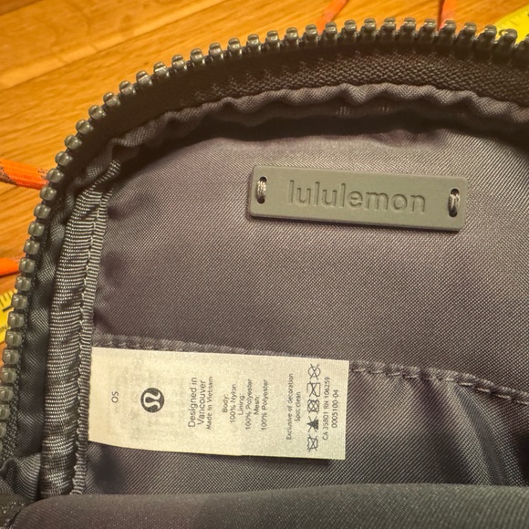 Lululemon “Take it on” Crossbody pouch - Picture 5 of 5